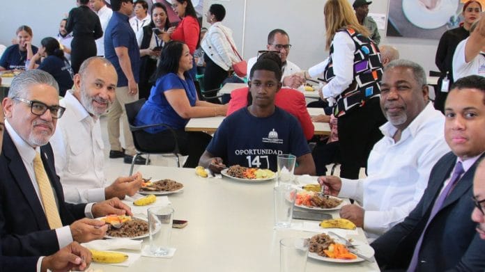 Estudiantes del Programa Oportunidad 14-24 son incluidos en Programa de Alimentación Escolar