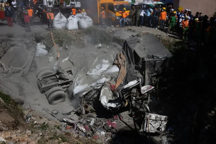 Aumentan a 10 víctimas mortales en accidente entre autobús y camión en Haina
