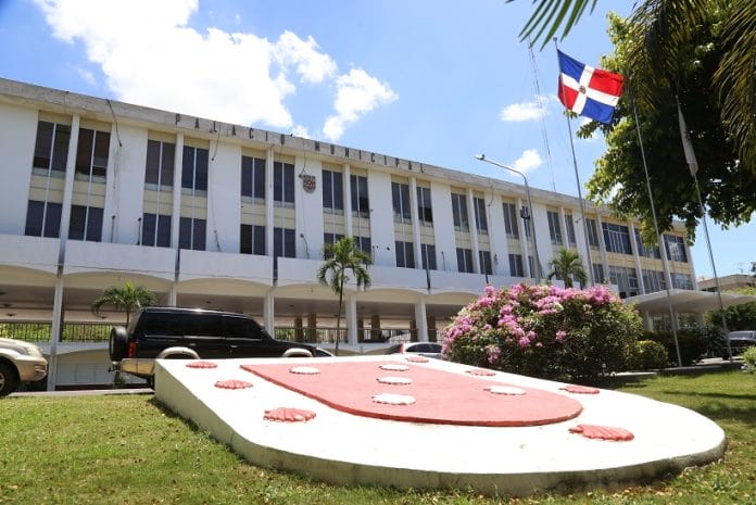 Ayuntamiento de Santiago responde a Contrataciones Públicas: 