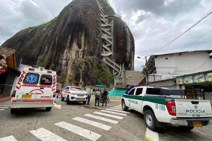 ¡Momento de terror! Derrumbe de piedra turística El Peñol en Colombia: se registran varios heridos