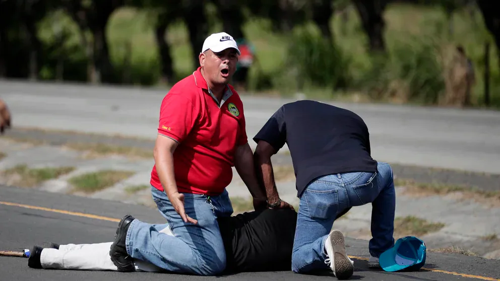 Momento en que hombre mata a tiros a manifestantes en Panamá