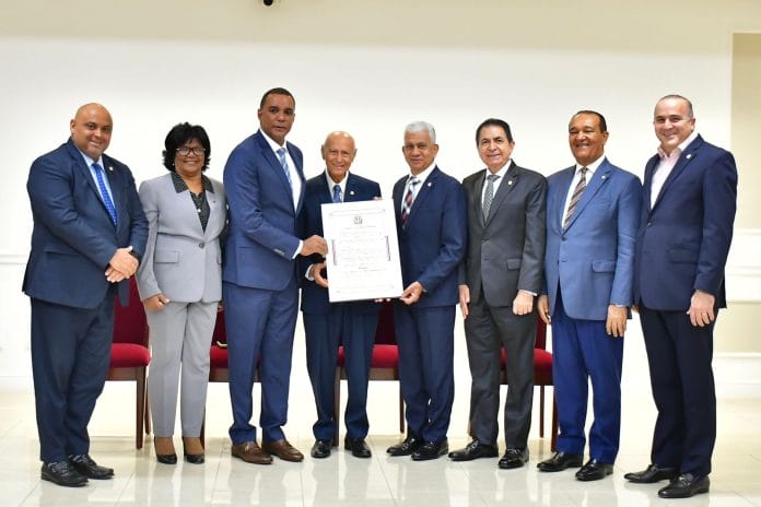 Senado reconoce Silverio López Gutiérrez por destacada labor social