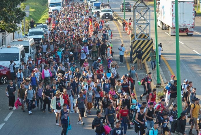 Cientos de migrantes parten de México hacia EEUU