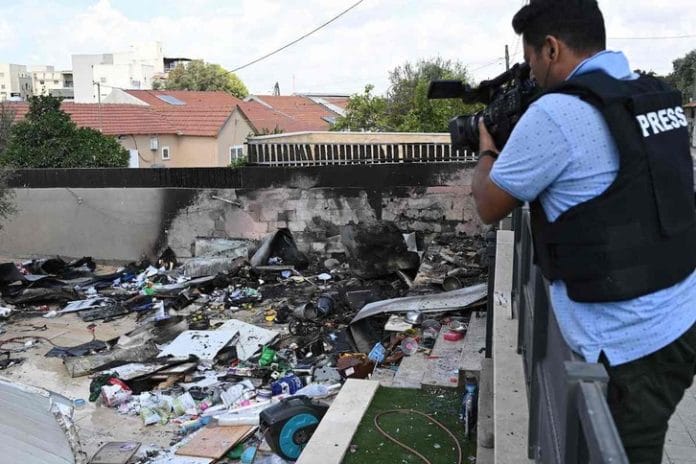 Cuestionan presencia de reporteros de agencias internacionales en Israel el día del ataque