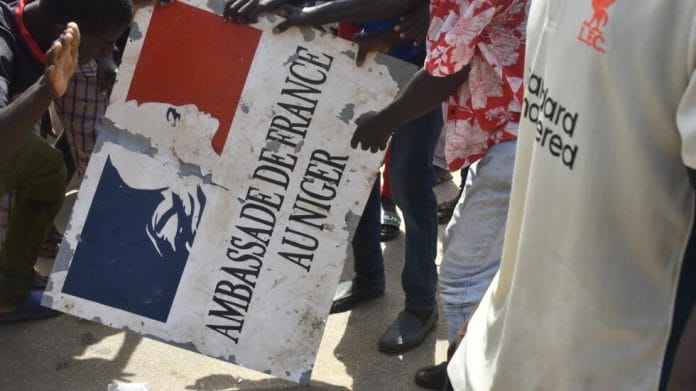 Francia anuncia que cerrará su embajada en Níger