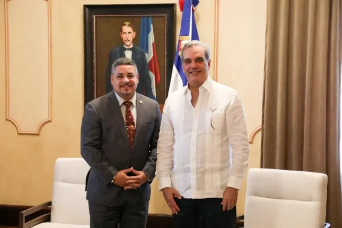 Abinader recibe comisionado de la Policía de Nueva York