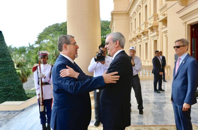 Presidente Abinader recibe en el Palacio Nacional al presidente electo de Guatemala, Bernardo Arévalo