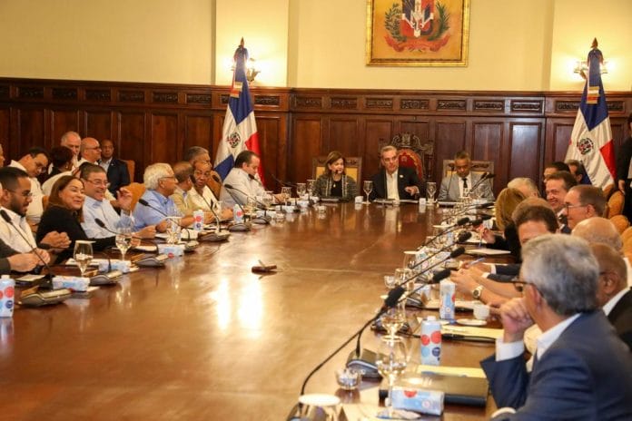 Abinader encabeza consejo de ministros y directores