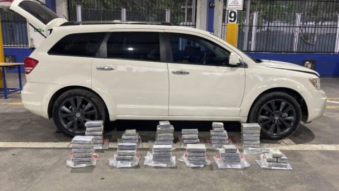 Confiscan 61 paquetes de presumible cocaína, serían embarcados en Ferris del Caribe