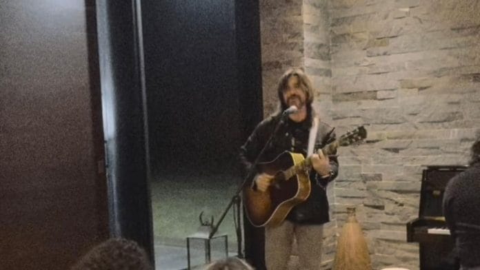Juanes sorprende a la pareja que rentó su casa con un concierto privado