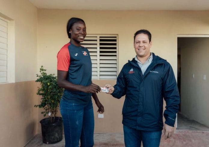 MIVED entrega vivienda de atleta Marysabel Senyu