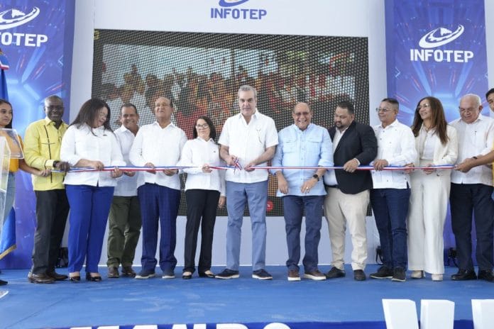 Abinader inaugura dos centros de capacitación del INFOTEP en Santiago Rodríguez