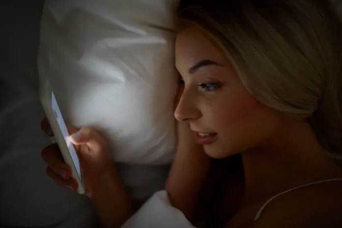 “Distracciones digitales”: el uso de dispositivos en la noche puede afectar el sueño y la salud