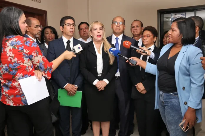 Notarios acuden a audiencia contra Procuraduría por retención ilegal de RD$ 105 millones