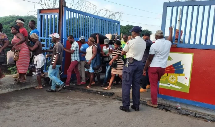 Haitianos se rehúsan al registro biométrico; advierten cerraran puerta fronteriza