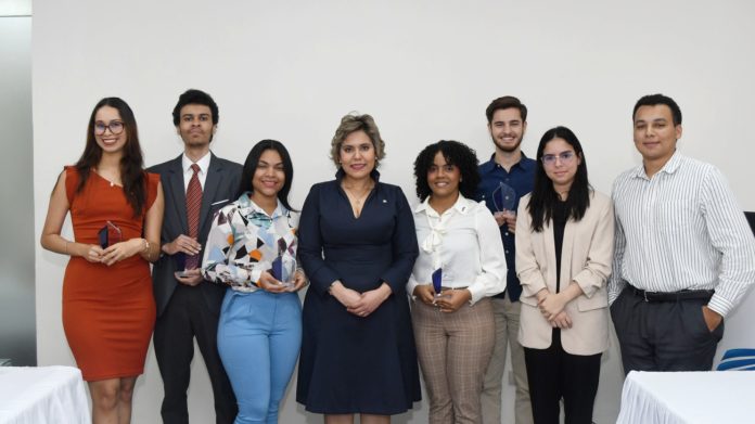 ProCompetencia entrega premios a ganadores del concurso “Escribiendo por la competencia”