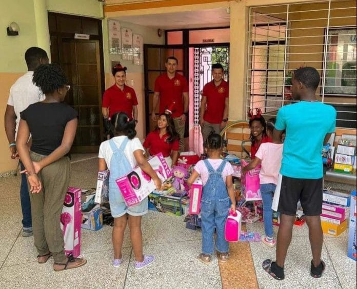 Embajada EE.UU. obsequia juguetes a niños de La Casa Rosada en SDE