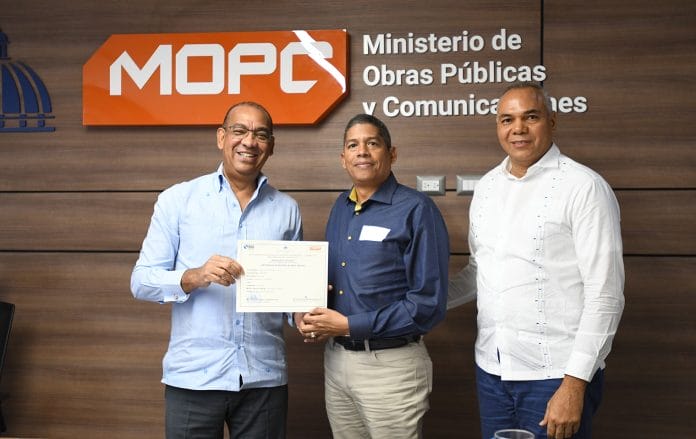 MOPC adjudica a cinco empresas rehabilitación de carreteras en Monte Plata y Barahona