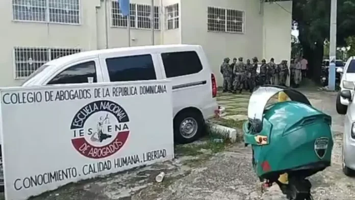 Mientras facciones se declaran ganadoras, la sede del CARD permanece militarizada