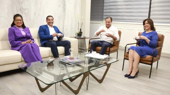 Abel y Margarita se reúnen con candidatos a alcaldes del Gran Santo Domingo