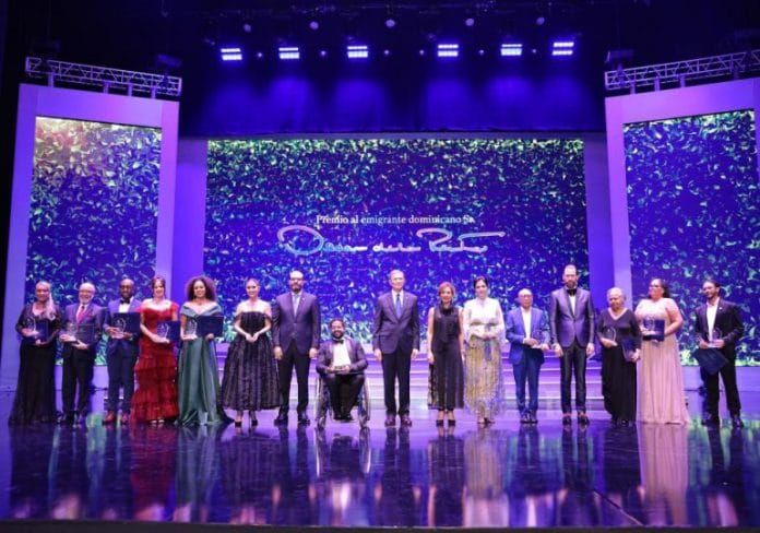 MIREX entrega el premio Sr. Oscar de la Renta al dominicano líder comunitario en NY Quemuel Arroyo Peña