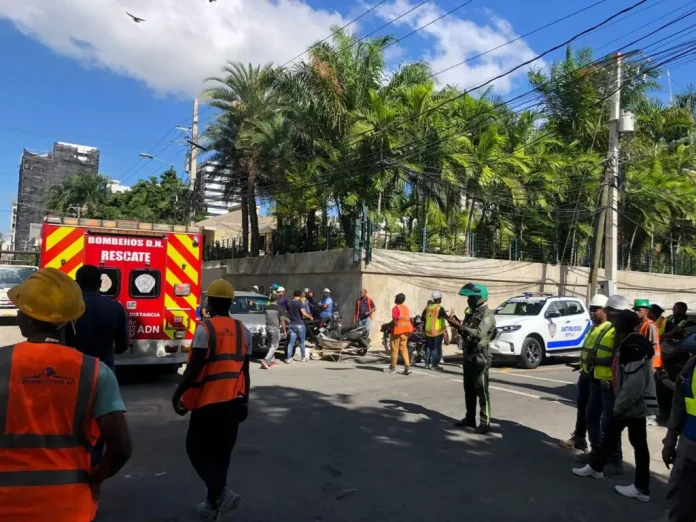 Un muerto y cuatro heridos tras caer andamio en construcción de edificio en Av. Churchill