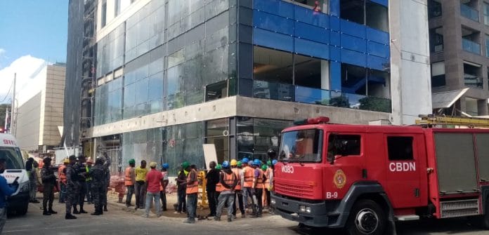 Varias personas caen de andamio de un construcción de edificio; 911 coordinó asistencia