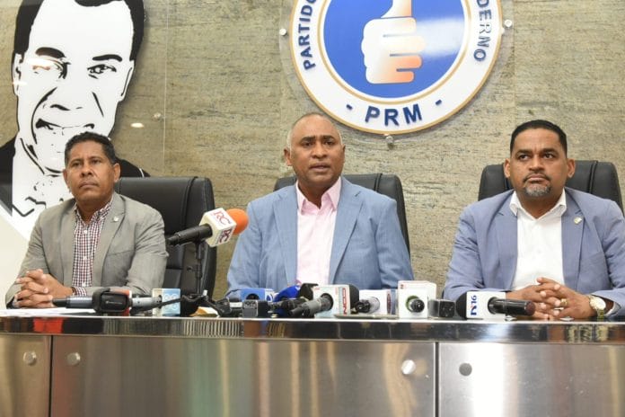 Santo Domingo, República Dominicana - El vocero de los diputados del Partido Revolucionario Moderno (PRM), Julito Fulcar, destacó los logros de la Cámara de Diputados en materia legislativa durante el año legislativo 2023, que concluirá en los próximos días, resaltando un conjunto de proyectos legislativos ambiciosos y las eficaces ejecutorias del gobierno del presidente Luis Abinader, que juntos han marcado un año de “notable” de profundos cambios y avances en la República Dominicana. 