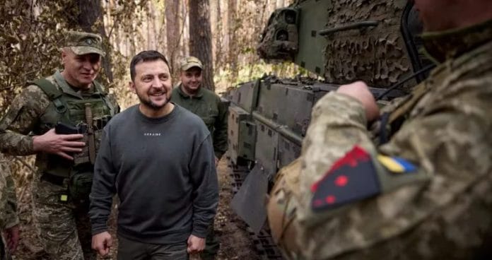 Zelensky recordó a los soldados que pasan Navidad en las trincheras: “Son los ángeles guardianes de Ucrania”