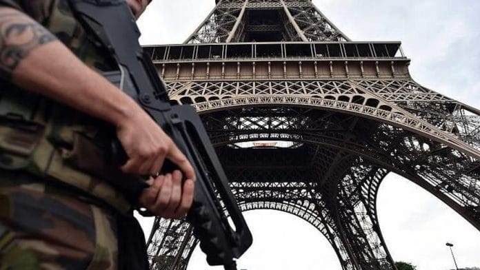 Investigan asesinato de turista en las inmediaciones de la Torre Eiffel, en París