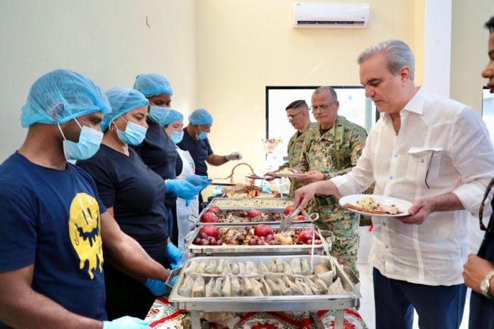 Abinader resalta labor del Ejército; almuerza con comunitarios y miembros 5ta Brigada de Infantería en Barahona