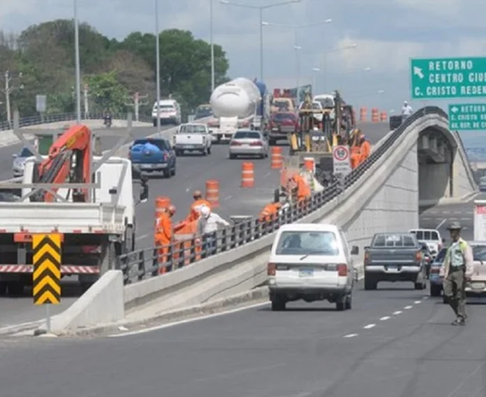 MOPC cierra paso a desnivel y puentes por mantenimiento hasta el sábado