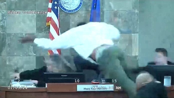Acusado se abalanza contra jueza tras conocer veredicto en Las Vegas