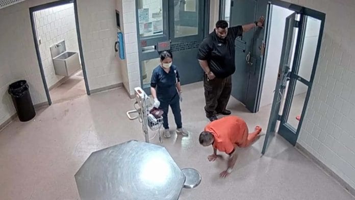 Preso en EE.UU. se arrastra pidiendo ayuda por dolor y muere horas después