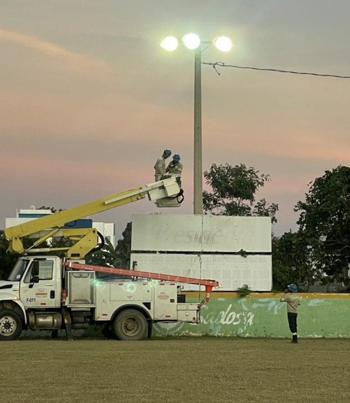 Edesur electrifica e ilumina Estadio de softbol Rafael Segura, en Comendador, Elías Piña