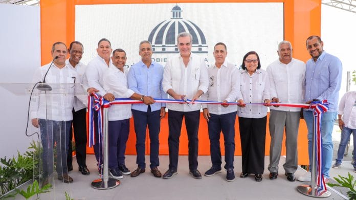 Abinader inaugura primer tramo carretero entre Barahona y Enriquillo