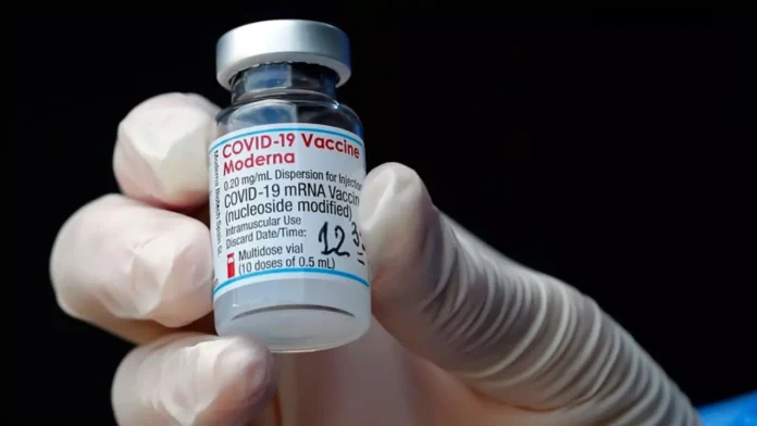 Farmacias empiezan a comercializar actualizada vacuna anticovid de Moderna