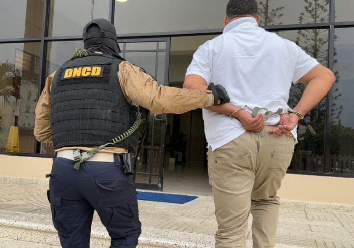 Arrestan en el Ensanche Isabelita hombre buscado por tráfico de drogas y otros delitos