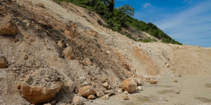 Aseguran desconocidos provocaron derrumbe en carretera Barahona-Enriquillo