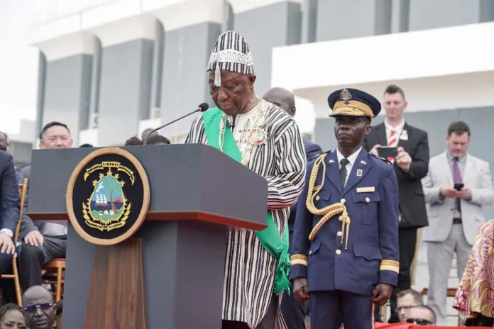 Nuevo presidente de Liberia sufre episodio de agotamiento durante toma de posesión