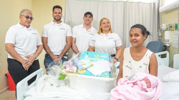 Por segundo año, SeNaSa obsequia canastillas a los primeros bebés nacidos en el 2024