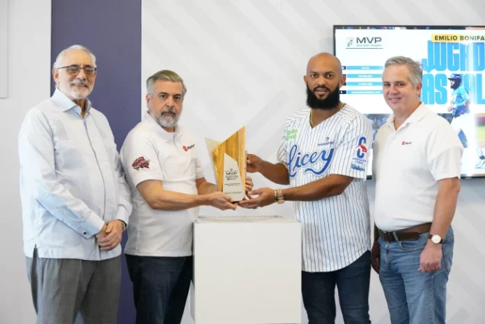 Emilio Bonifacio recibe premio del Jugador Más Valioso en el Round Robin