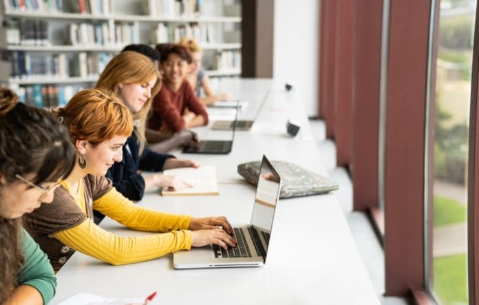 Premio Nobel de economía recomendó a los jóvenes no priorizar los estudios de ciencia o tecnología