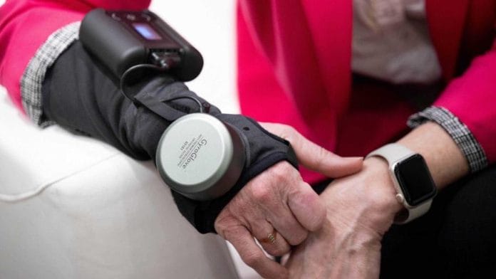 Un guante de alta tecnología frena temblores del mal de Parkinson