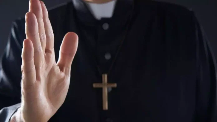 Detenido sacerdote polaco que organizó una orgía y drogó a un prostituto