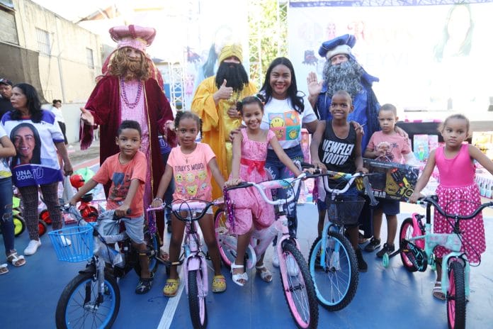 Diputada Leyvi Bautista entrega juguetes a niños en SDO