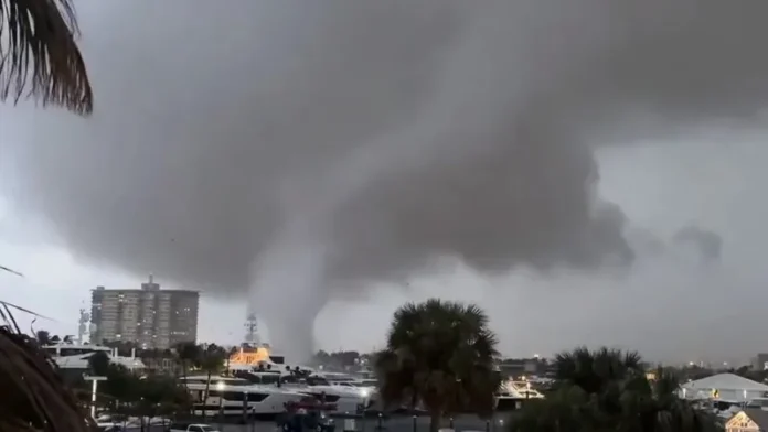 Potente tornado toca tierra en Florida dejando múltiples daños