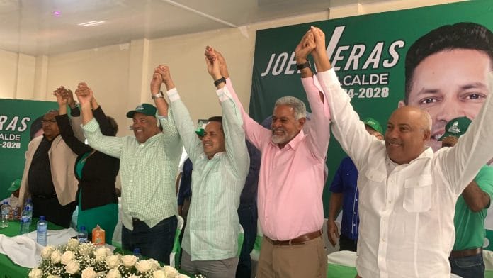Fuerza del Pueblo juramenta candidato a alcalde de María Trinidad Sánchez