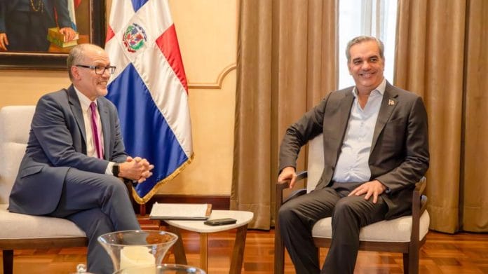 Abinader recibe director de la Oficina de Asuntos Intergubernamentales de la Casa Blanca, Tom Pérez