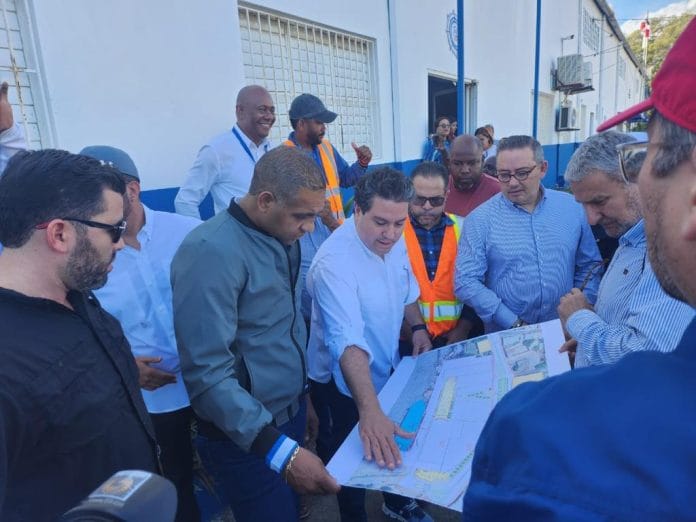 San Pedro de Macorís.- El alcalde de San Pedro de Macorís, Rafa Ortiz, en compañía de Gonzalo Romero subdirector de Portuaria y otras autoridades del municipio, sostuvo un encuentro con Francisco Alejandro Campos Álvarez, presidente del Consejo de Administración de Autoridad Portuaria donde se dio a conocer que el primer ferrI de la ruta San Pedro-Mayaguez llegará en noviembre de este año. Campos Álvarez, también presidente de la Comisión Presidencia para la Modernización y Seguridad Portuaria, indicó que las actuales oficinas de Autoridad Portuaria serán cedidas a la administración del ferri y a estos se les construirán nuevas. Mientras que el ejecutivo municipal expresó que sin duda alguna la llegada del ferri tendrá un gran impacto en el desarrollo socioeconómico de este Macorís del Mar y contribuirá a mejor la calidad de vida de los petromacorisanos. Manifestó también que con esta y otras obras ya ejecutadas el resurgir de San Pedro pronto será una gran realidad. Se recuerda que el proyecto la transformación del puerto con su rehabilitación y la introducción de una ruta de ferri hacia Mayagüez, Puerto Rico operada por la empresa de capital español, Balearia, fue presentado por el presidente Luis Abinader y el director de la Autoridad Portuaria Dominicana (APORDOM) Jean Luis Rodríguez el cuatro de diciembre del recién finalizado año 2023.